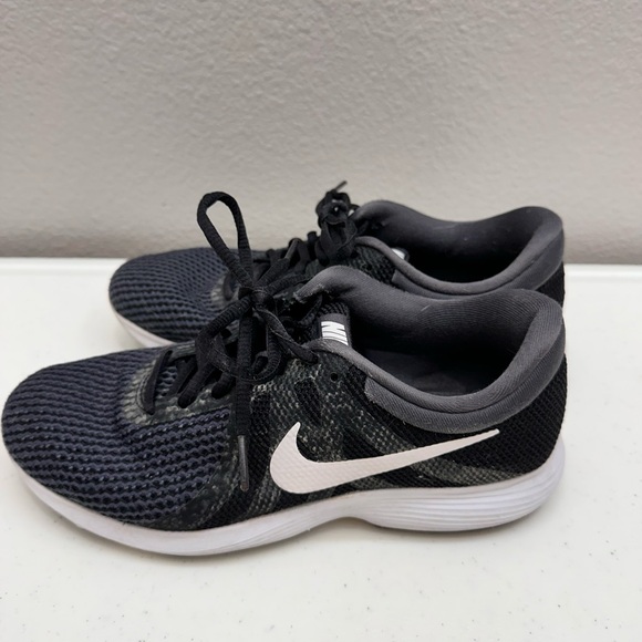 Nike Sneakers Womens Size 7.5 Black Shoes Running Walking Athletic Wear - Picture 2 of 6